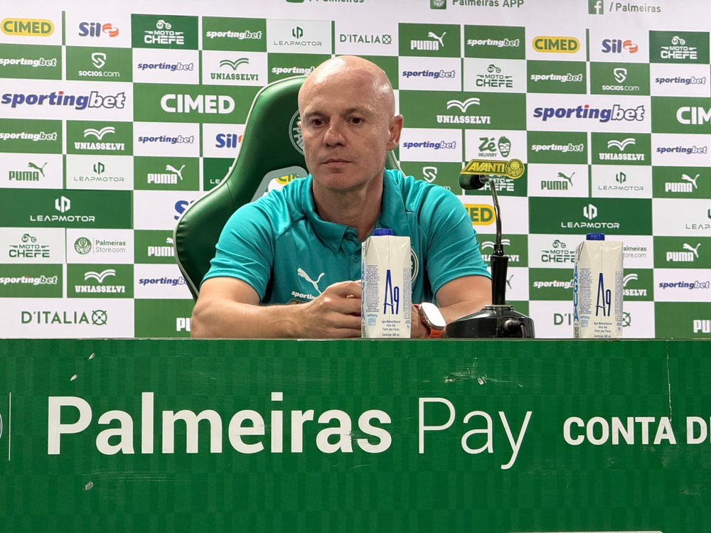 Auxiliar explica trocas no time e diz que Palmeiras merecia vencer clássico: 