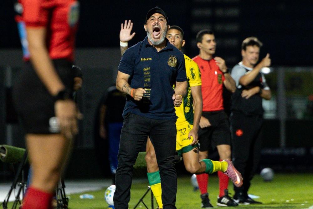 Com 100% contra Diniz, Mirassol de Guanaes revê o técnico 