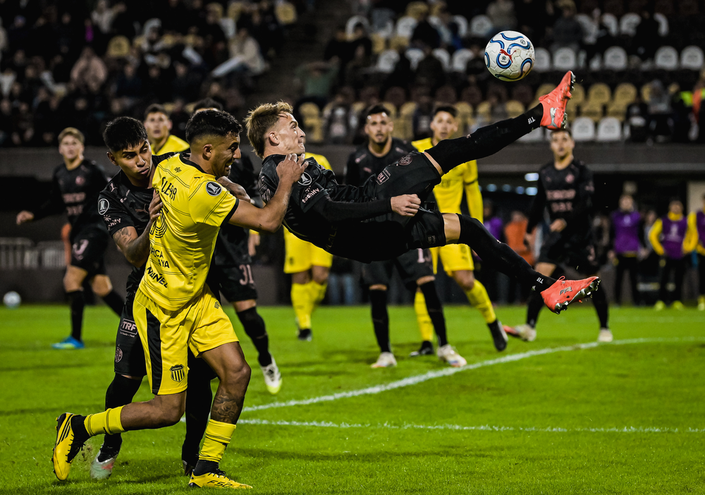 Corinthians garante vaga nas oitavas da Libertadores com empate entre Platense e Peñarol