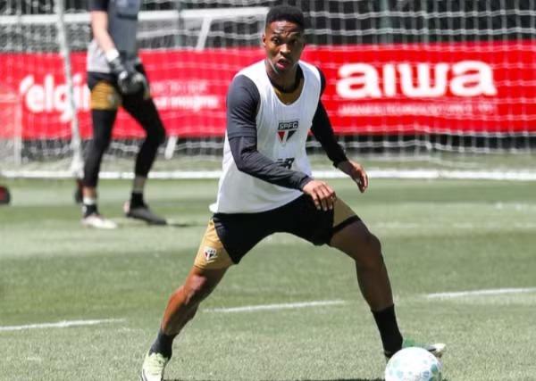 Cruzeiro procura São Paulo e sonda situação do lateral Wendell