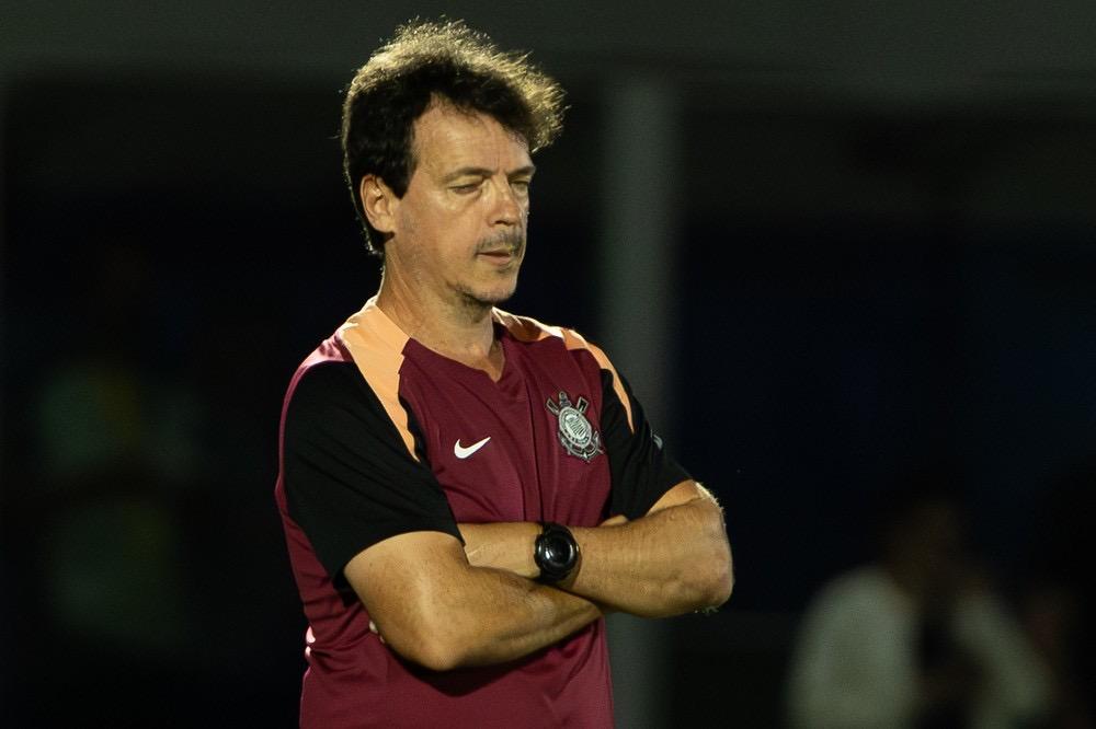 Diniz detona arbitragem após primeira derrota pelo Corinthians: 