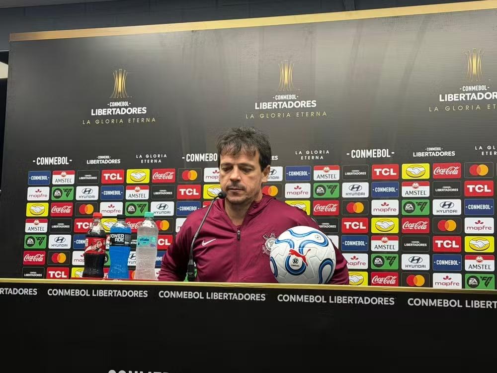 Diniz lamenta chances perdidas em empate do Corinthians e elogia time reserva: 