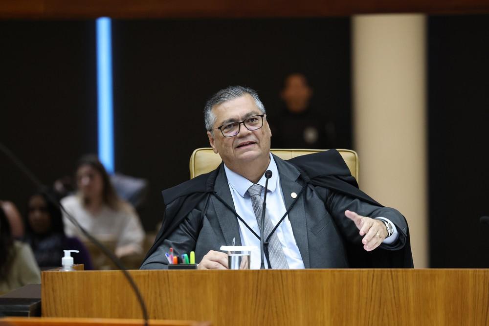 Dino relata hostilidade de funcionária de companhia aérea que disse ter vontade de matá-lo