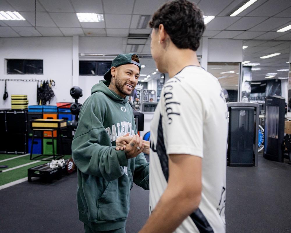 Discurso no CT, bolo e tratamento: como foi o primeiro dia de Neymar no Santos depois de convocação