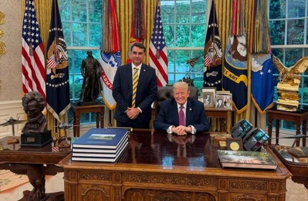 Flávio Bolsonaro disse a Trump que situação do crime organizado no Brasil seria pior que no México