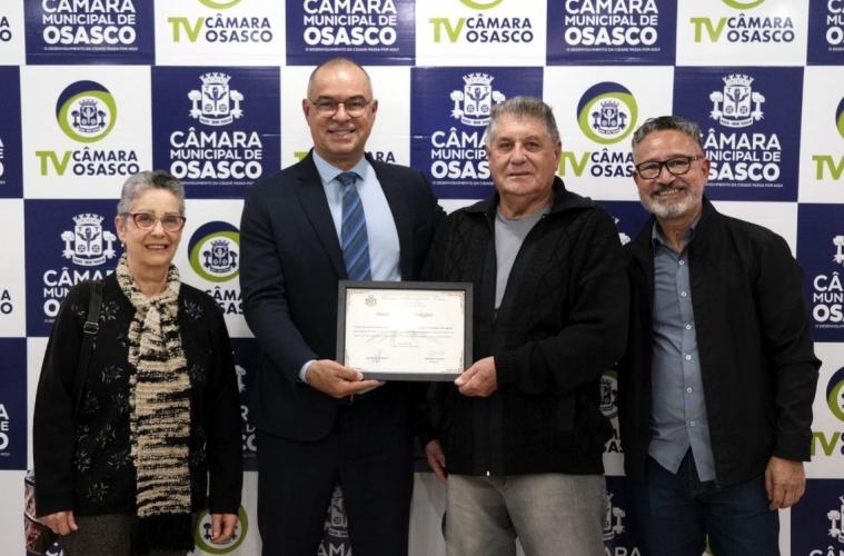 Grupo de samba e morador do Jardim Veloso recebem moções