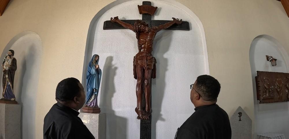 Irmãos são ordenados padres no mesmo dia, na igreja que cresceram frequentando, no Paraná: 'Providência divina'