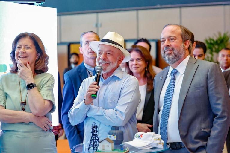 Lula anuncia R$ 130 bilhões em distribuição de energia e reforça ampliação do Luz para Todos