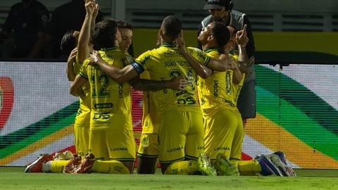 Mirassol vence o Corinthians, que perde a primeira com Diniz e entra no Z-4