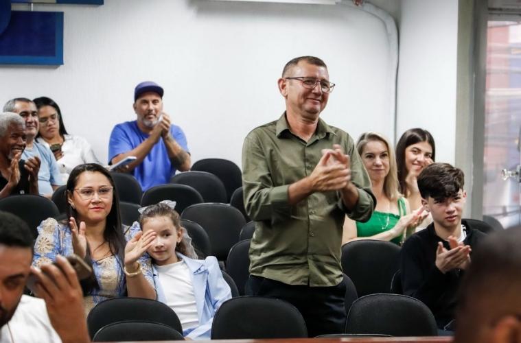 Moção para mestre de obras e caso de feminicídio suscitam debate em Plenário