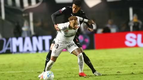 Neymar marca, ganha beijo da mãe, e Santos vence o Bragantino na Vila Belmiro