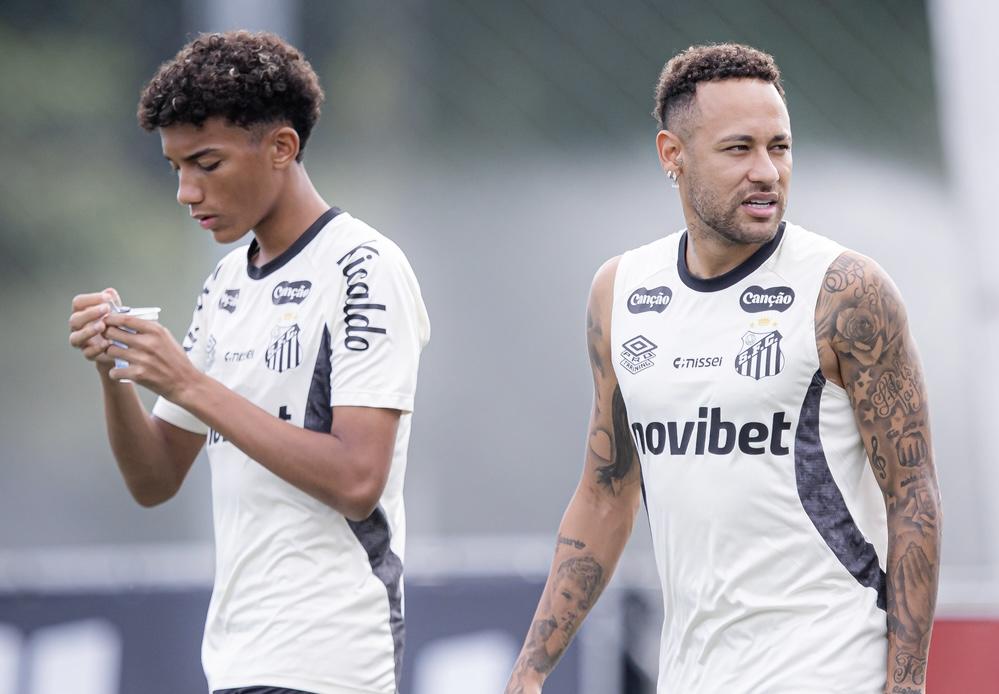 Neymar se desentende com Robinho Jr. e dá rasteira em garoto durante treino do Santos no CT