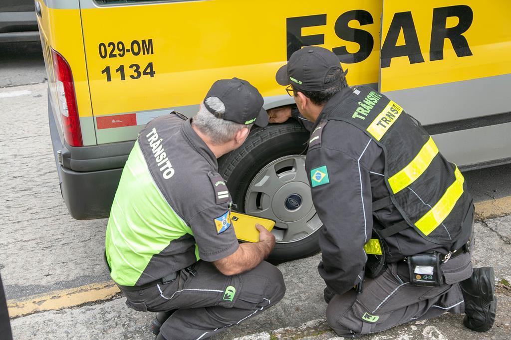 Operação conjunta identifica irregularidades em transporte escolar em Barueri