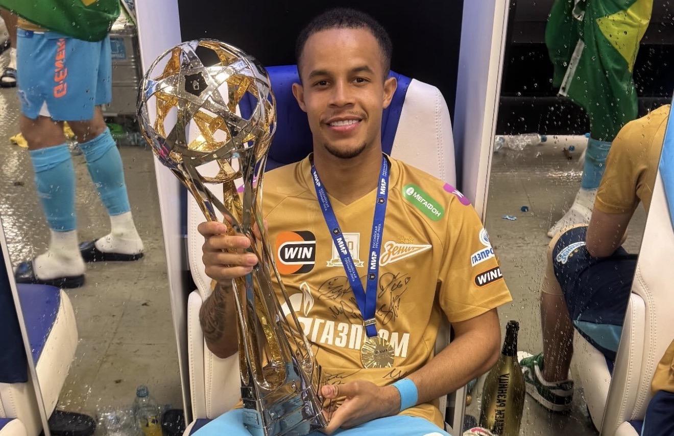 Pedrinho celebra título russo com o Zenit após participação em lance decisivo: 