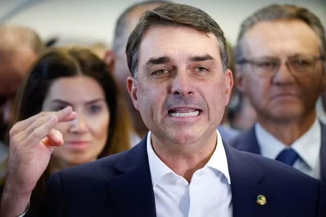 Pilares do bolsonarismo avaliam Flávio Bolsonaro como ativo tóxico após revelação de negócios com Vorcaro