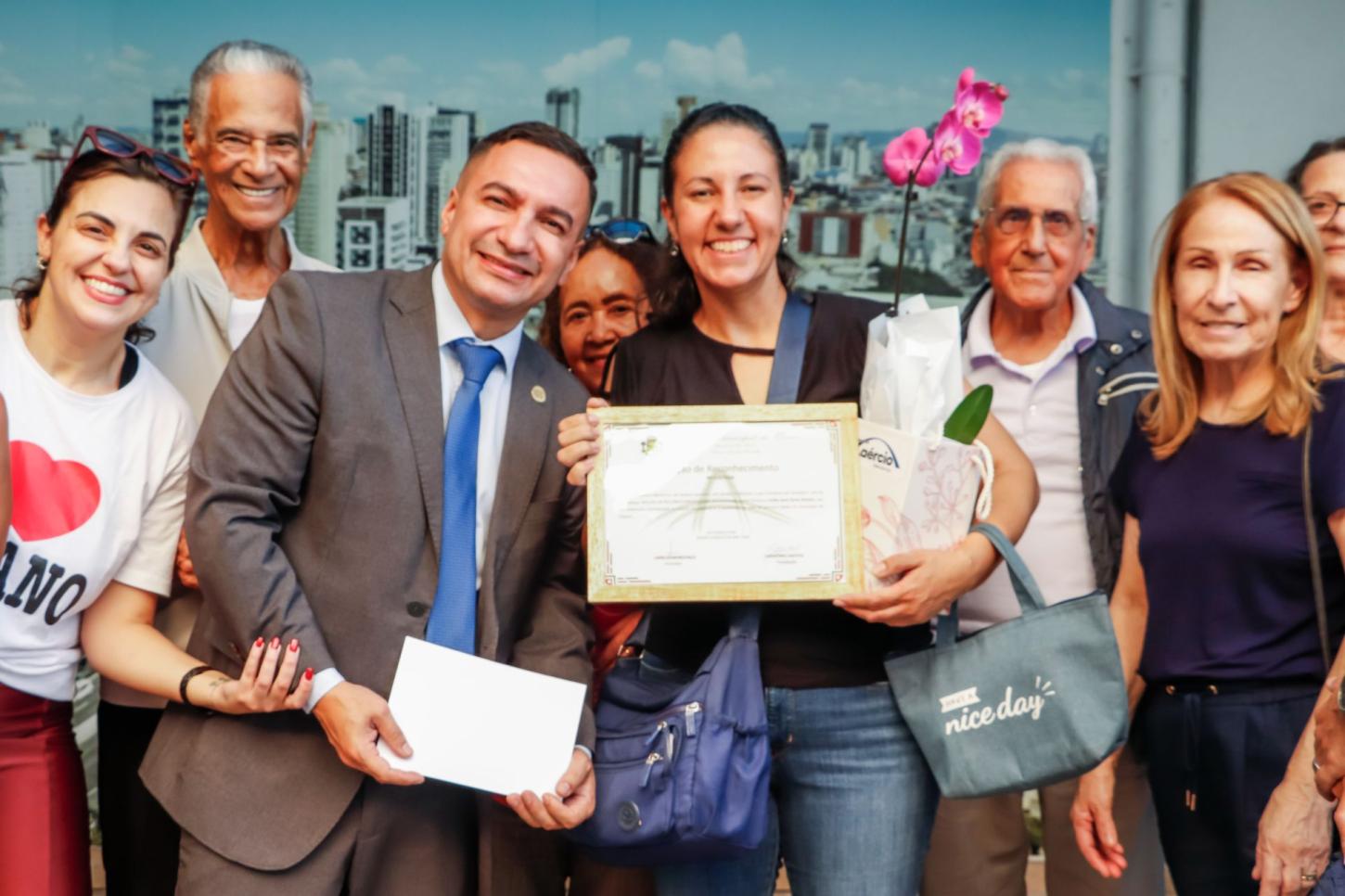 Professora de dança recebe moção por oficina para terceira idade