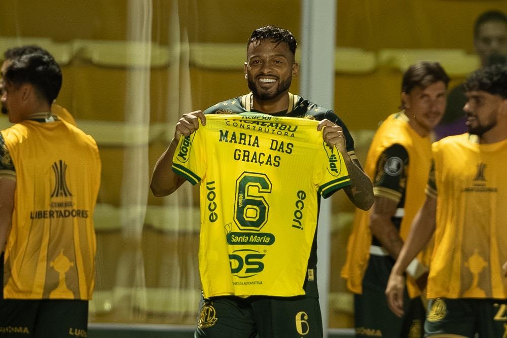 Reinaldo chora após fazer gol e homenagear mãe que morreu: “O gol e a vitória foram para ela”