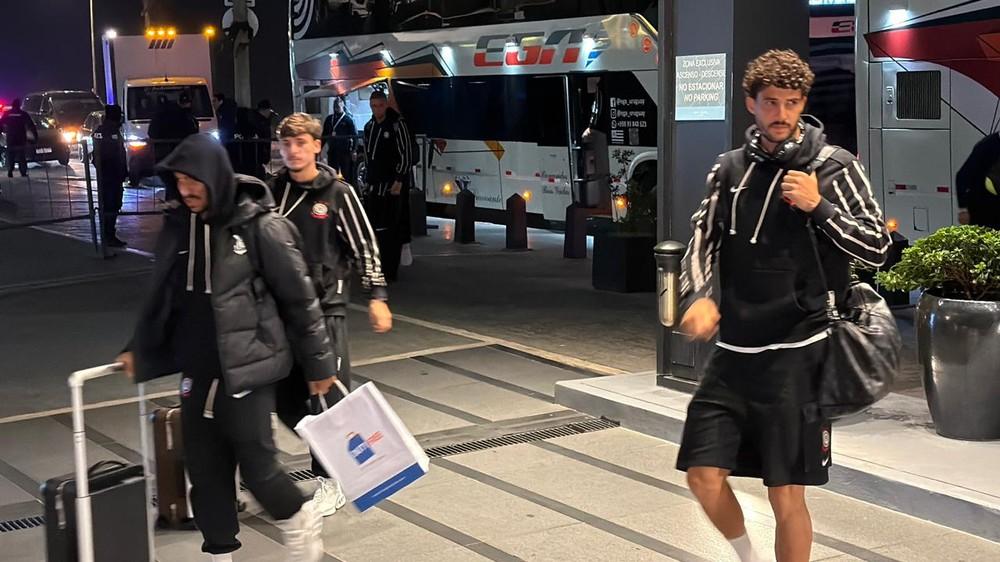 Sem Memphis e Bidu, Corinthians desembarca em Montevidéu com 24 jogadores; veja relacionados