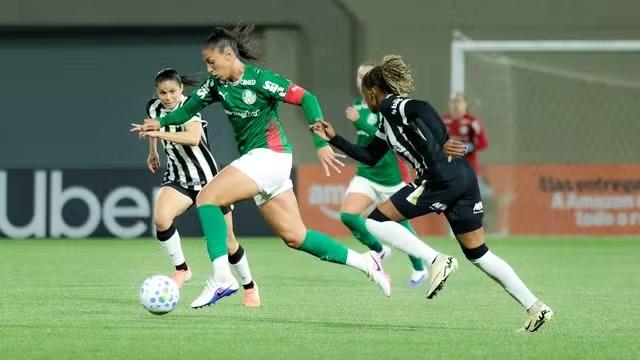 Tainá Maranhão faz três, Palmeiras bate Atlético-MG e sobe para segundo no Brasileirão Feminino