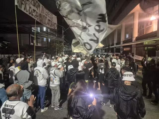 Torcedores do Santos fazem novo protesto na Vila Belmiro contra Conselho e Marcelo Teixeira