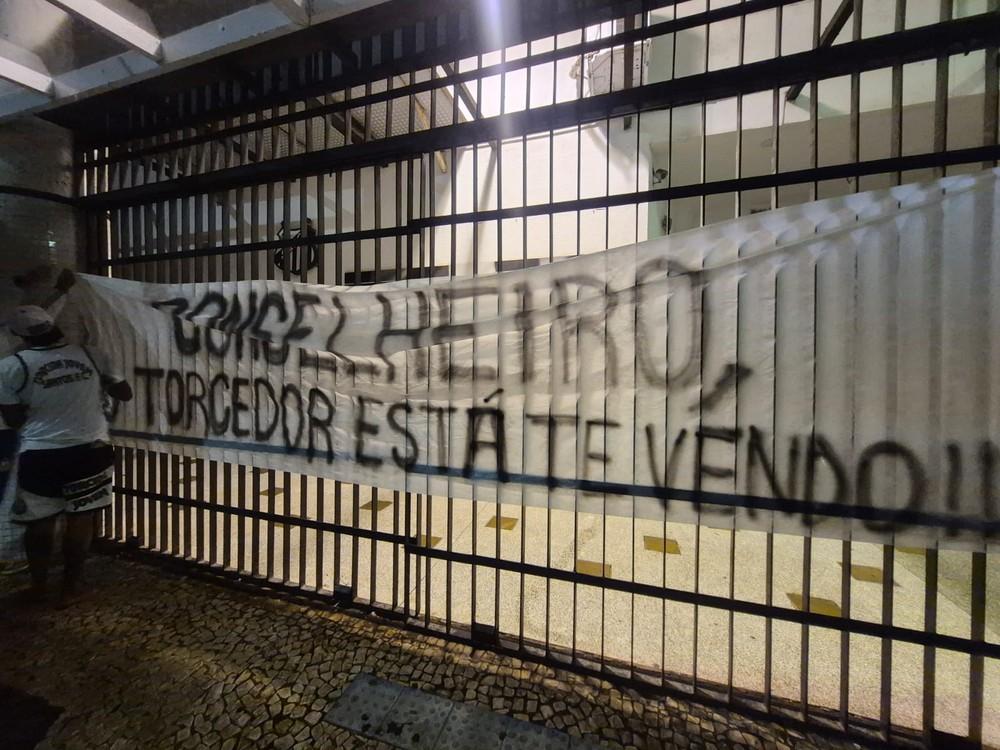 Torcida do Santos protesta contra conselheiros e diretoria na Vila Belmiro: 