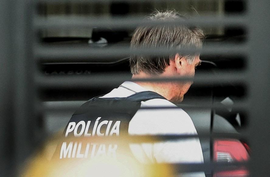 Bolsonaro recebeu visitas de agentes depois de perda de sinal de tornozeleira; suspeita era de nova violação