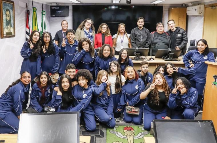 Câmara de Osasco recebe alunos da E.E. Rosa Bonfiglioli