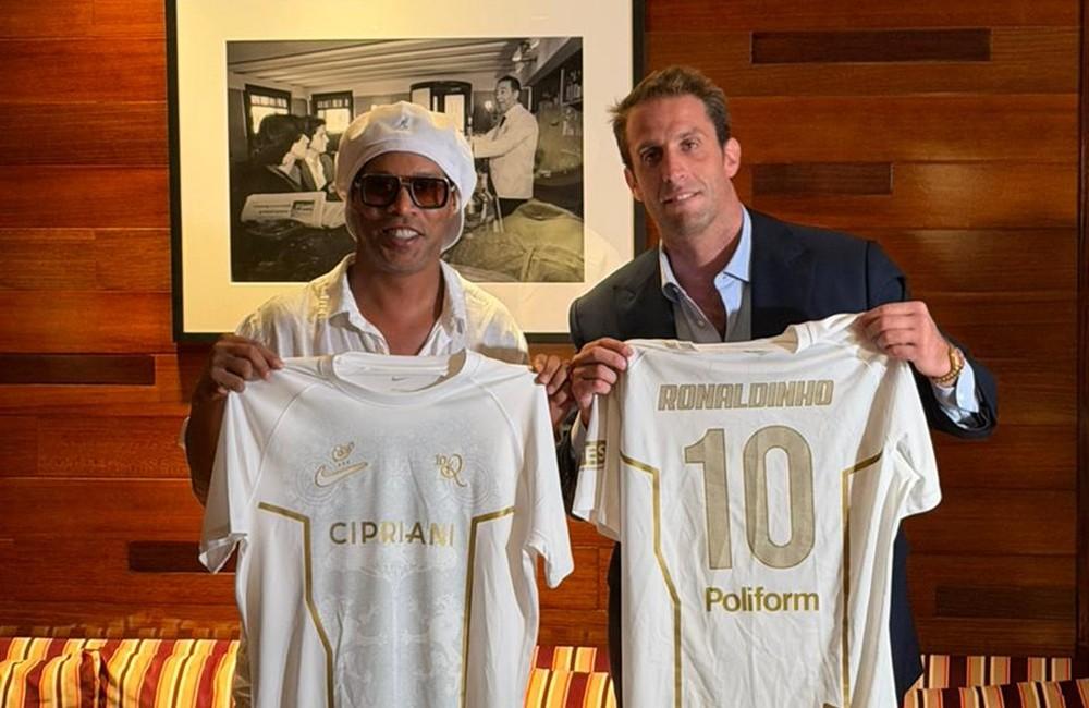 Clube da Série C da Itália anuncia acerto com Ronaldinho