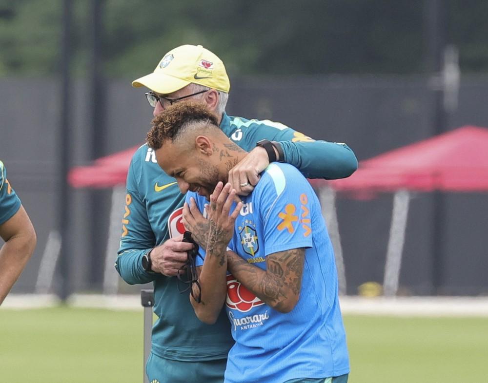 Em rara condição de reserva, Neymar ganha elogios por postura e fortalece relação com Ancelotti