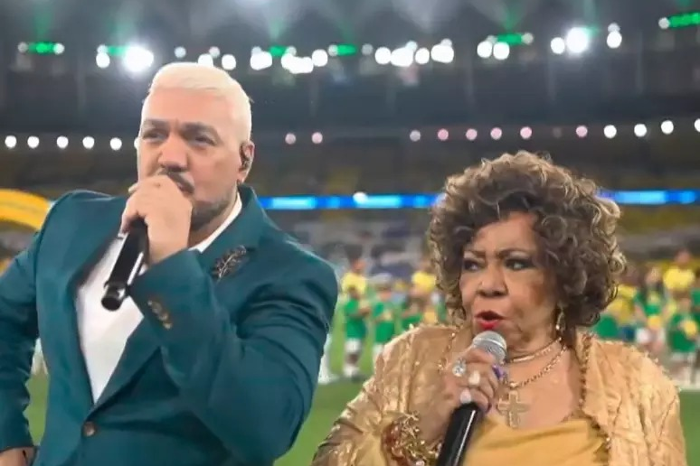 Falha na execução do hino nacional por Belo e Alcione gera críticas: ‘Deixaram o hino morrer’