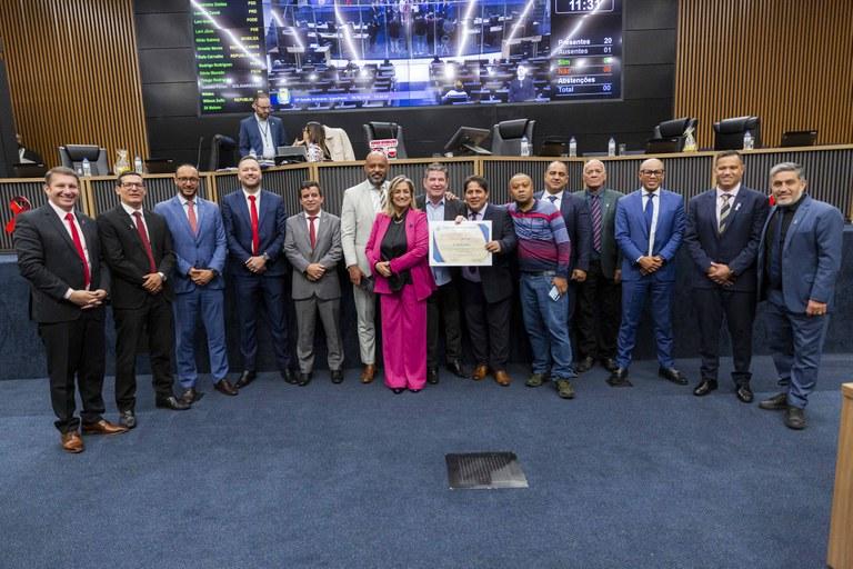 Ortopedista da rede pública recebe homenagem na Câmara
