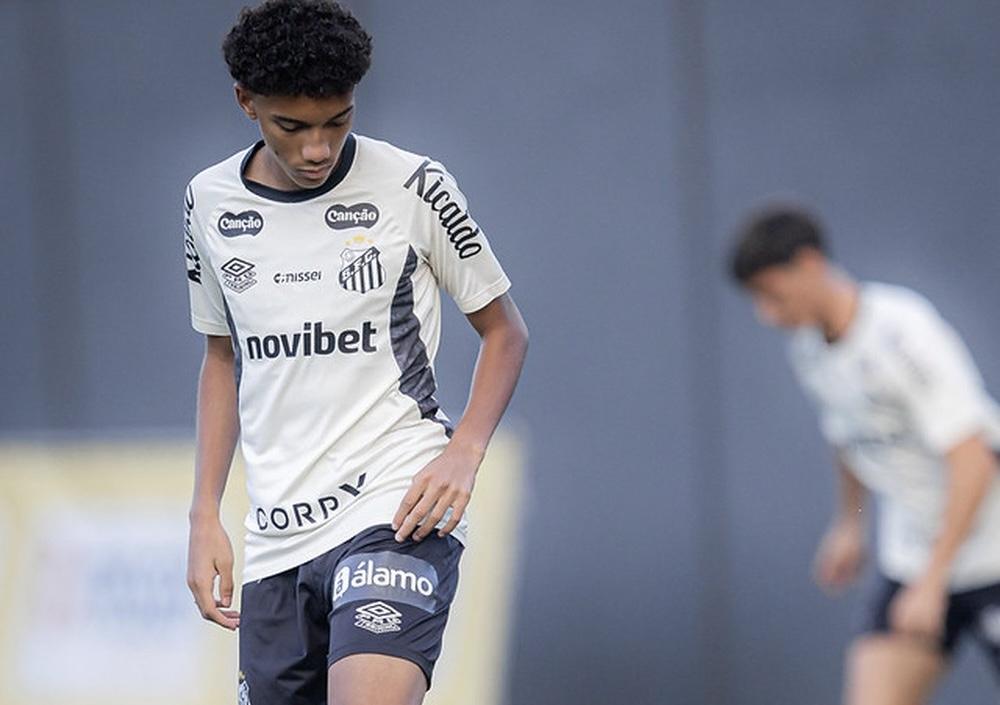 Por que o Santos passou a acelerar renovações de contrato com jogadores formados na base