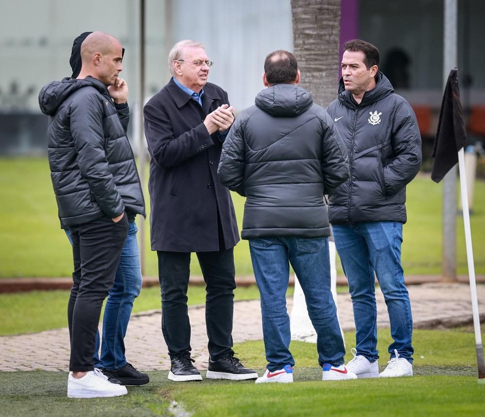 Bastidores: presidente planeja reunião com elenco do Corinthians para justificar atrasos