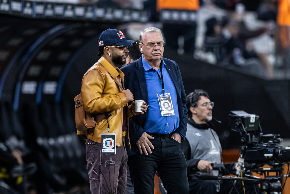 Corinthians atrasa envio de contrato, e Memphis segue à espera para retornar ao Brasil