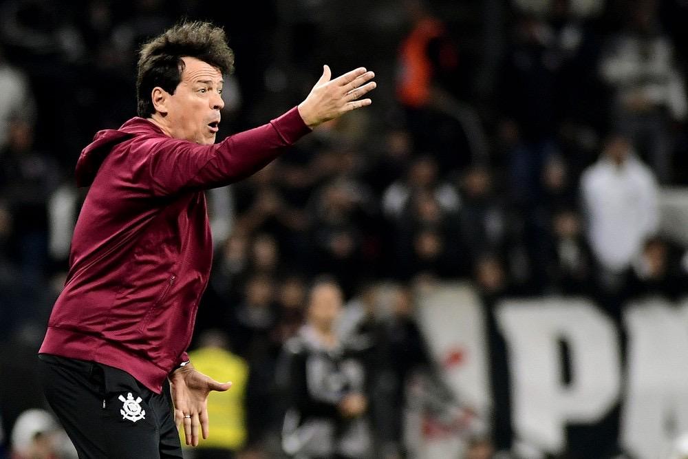 Diniz detona gramado após empate do Corinthians: 