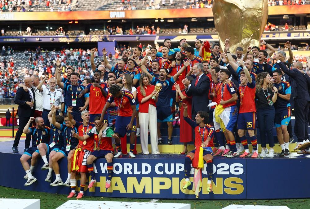 Entenda por que jogadores da Espanha usaram bandeiras diferentes no pódio da Copa