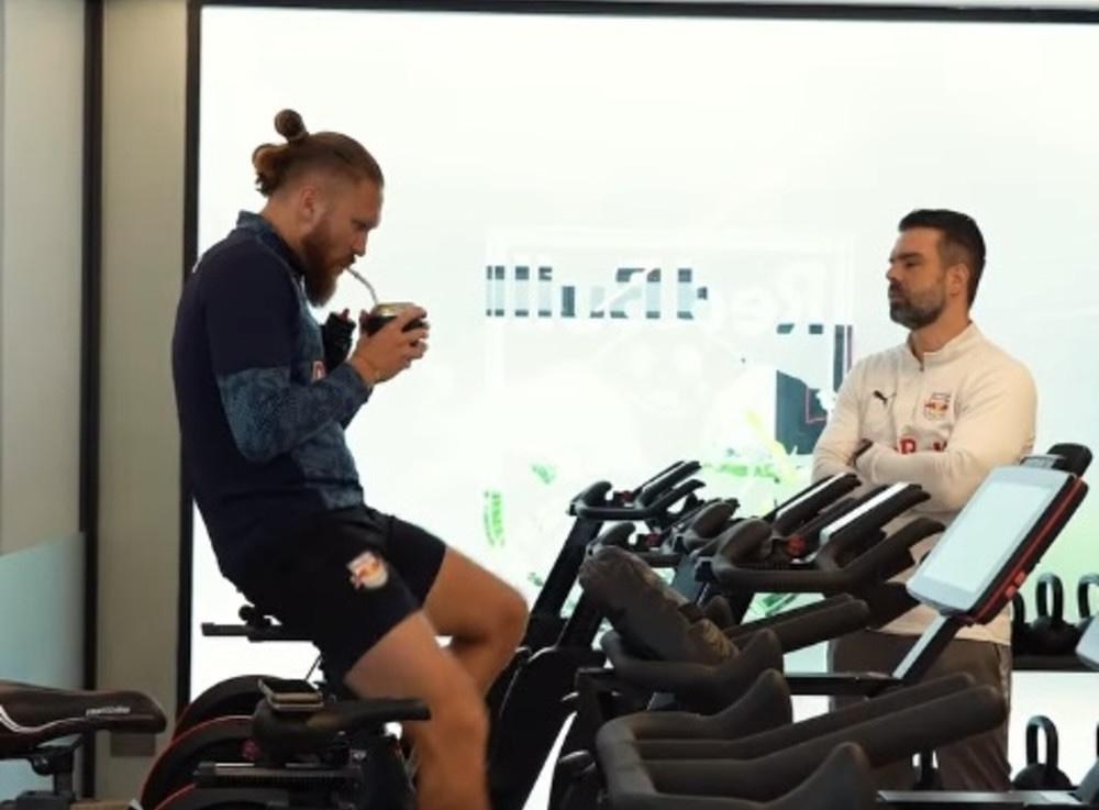 Isidro Pitta se reapresenta ao Bragantino e realiza treino físico