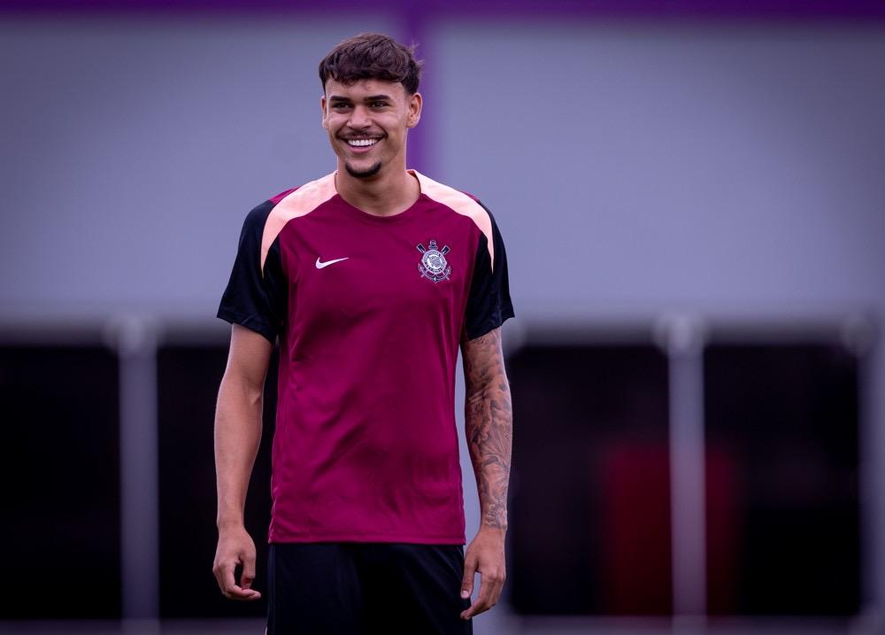 Tchoca recebe atenção de Diniz e aumenta concorrência na defesa do Corinthians
