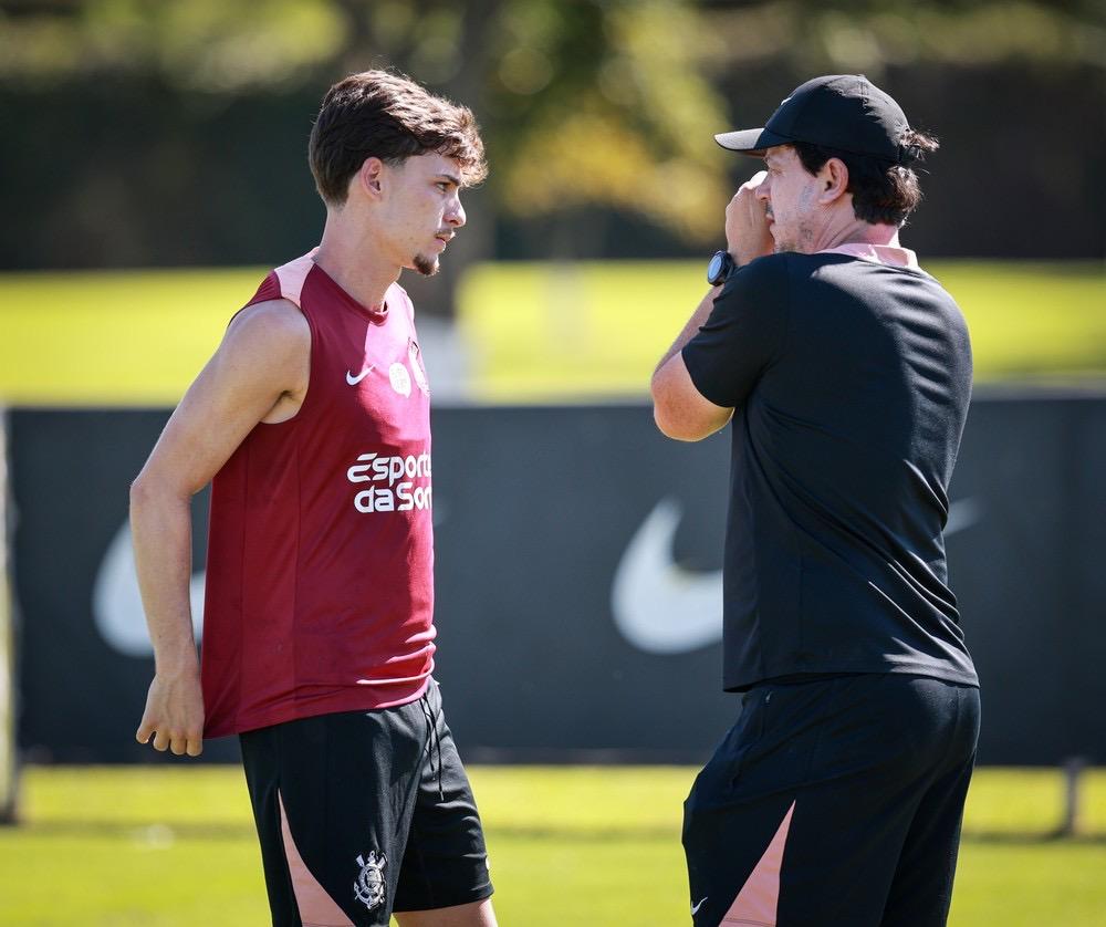 Treino do Corinthians: Diniz mantém foco em finalizações no CT