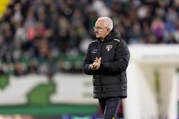 Dorival sobe o tom e cobra elenco por má fase do São Paulo: 