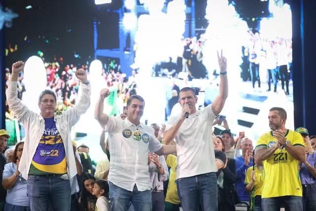 Flávio diz que 'narcoterroristas' têm até dezembro para ‘meter o pé’ do Brasil e promete ‘guerra’ contra criminosos