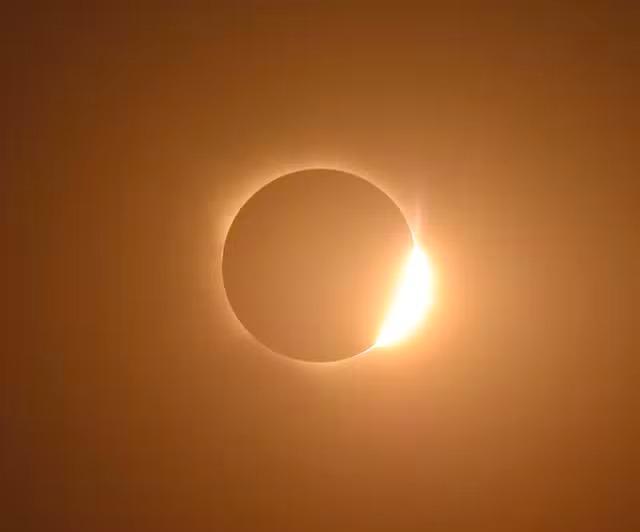 Fotógrafo brasileiro registra eclipse total na Espanha e flagra coroa solar e ‘anel de diamante’; veja IMAGENS