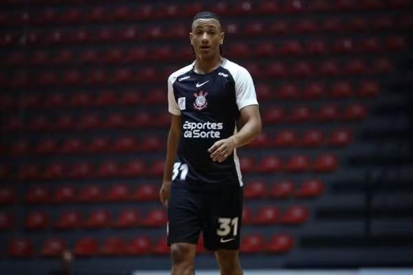 Joia do futsal do Corinthians treina em campo a pedido de Diniz