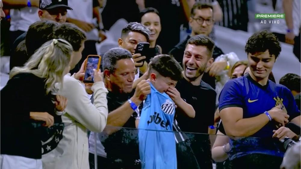 Neymar dá camisa a torcedor do Corinthians, mas garoto deixa estádio sob escolta policial
