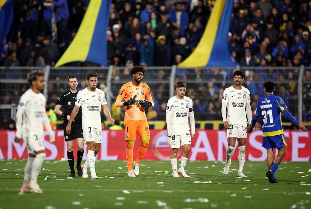 Rosario Central acusa torcida do Corinthians de ato racista e rebate denúncia de Hugo Souza
