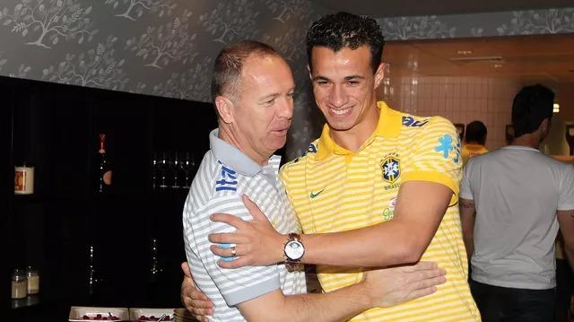 A escalação, porém, foi melhor do que a de quarta. Arthur, que segundo Cuca não tinha condições de ter sido titular na decisão contra o Atlético-MG, sustentou a titularidade por todo o jogo contra o Remo e mostrou que será um dos 