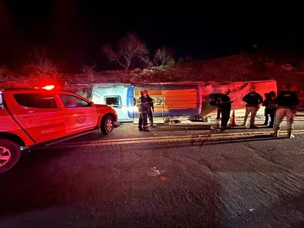 Acidente com ônibus de turismo deixa 3 mortos e 45 feridos na BR-262 no Espírito Santo