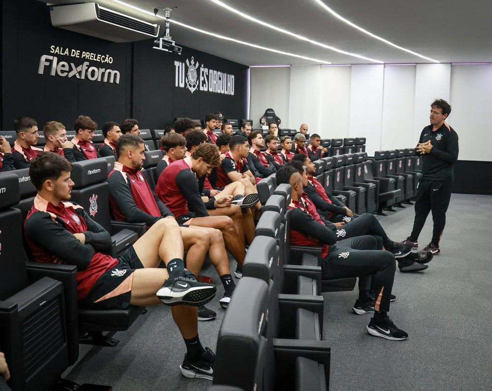 Bastidores: capitães do Corinthians se reuniram com Marcelo Paz para pedir permanência de Diniz