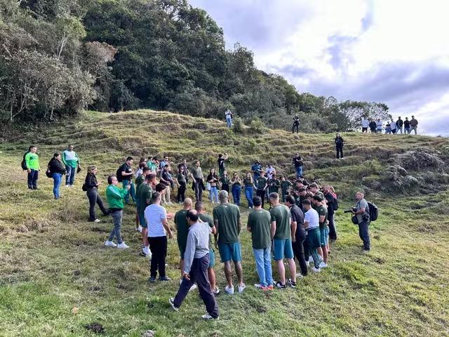 Chapecoense volta ao local do acidente aéreo após 10 anos; veja