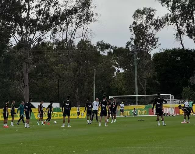 Escalação da Seleção: Ancelotti faz sete mudanças e coloca Raphinha como centroavante